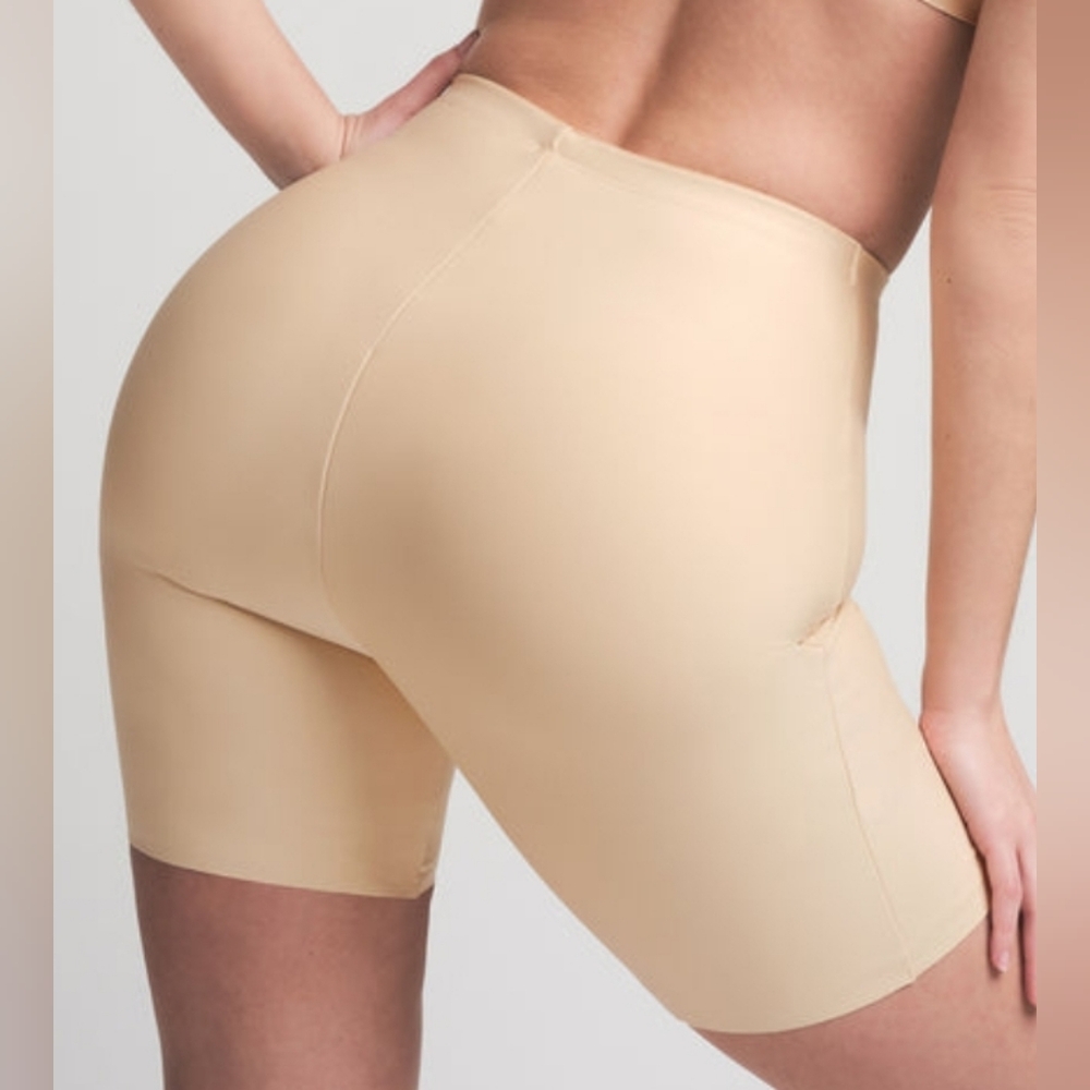 Seamless Nude Shaping Mid-Thigh Shorts